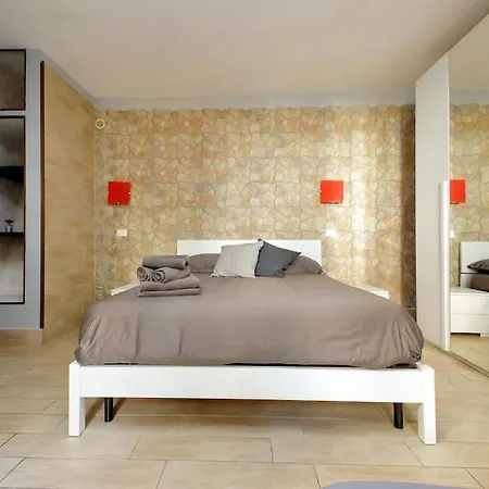 Spacious Vatican Flat With Courtyard