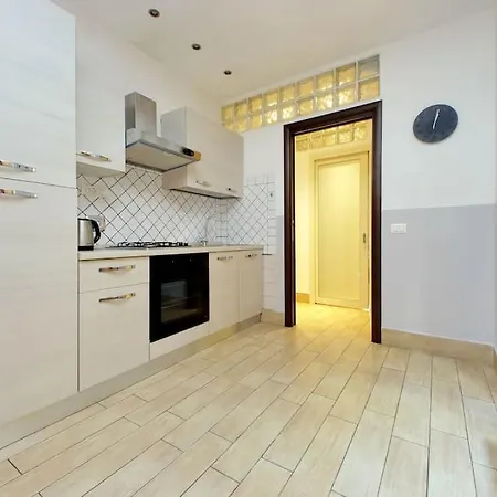 Spacious Vatican Flat With Courtyard