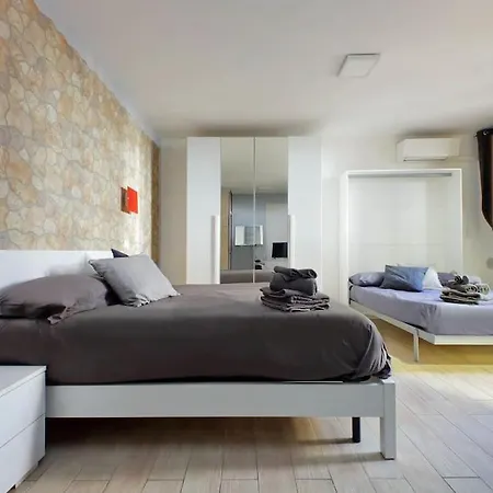 Spacious Vatican Flat With Courtyard Rome