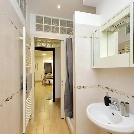 Apartment Spacious Vatican Flat With Courtyard Rome