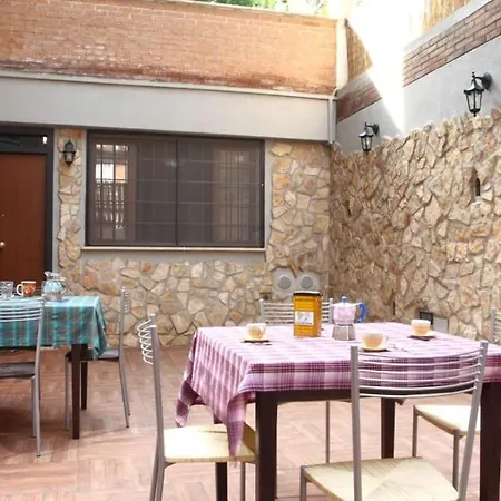 Spacious Vatican Flat With Courtyard Διαμέρισμα *