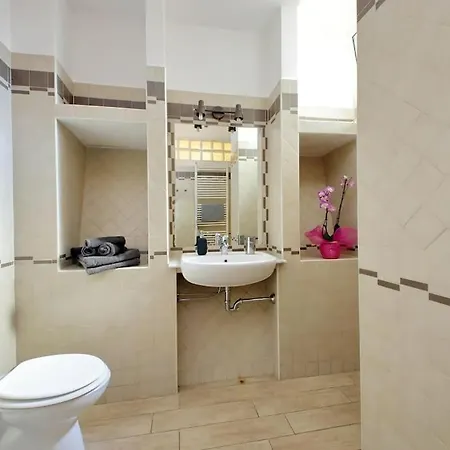 Vatican Flat Spacious Cozy With Court Apartment